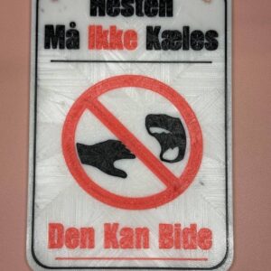 Staldskilt – Hesten bider